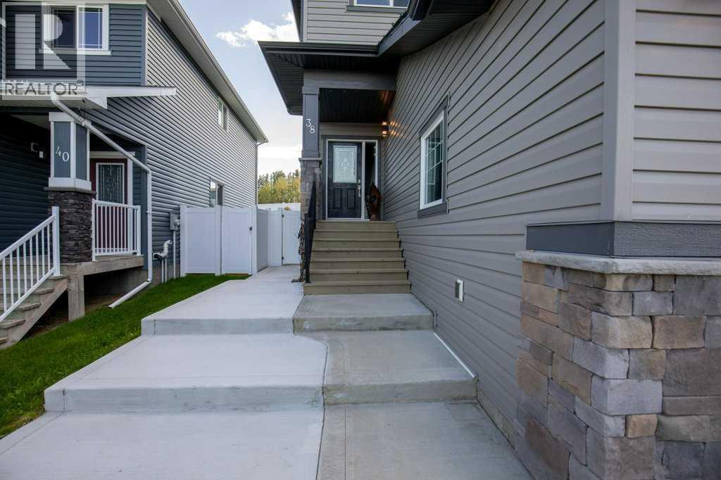 Photo 4 of 38 Cole Way, Sylvan Lake AB