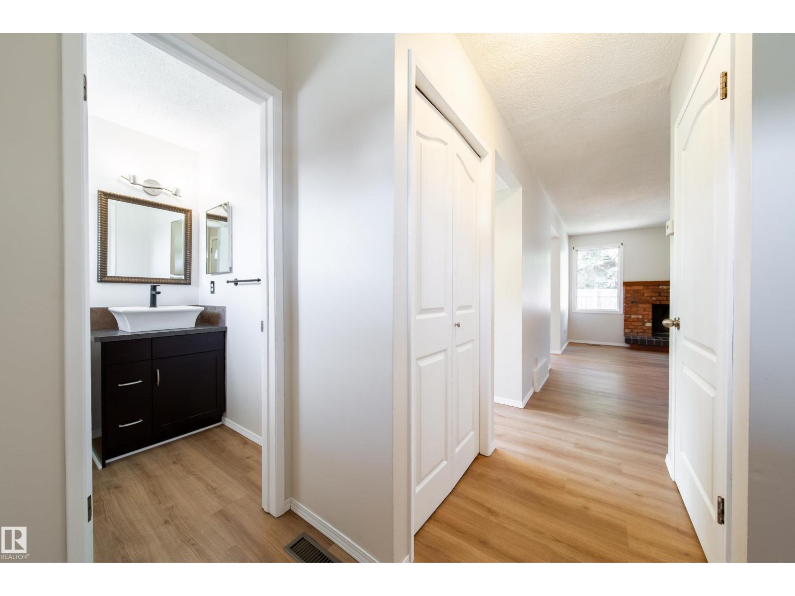 Photo 4 of 13867 24 Street Nw, Edmonton AB