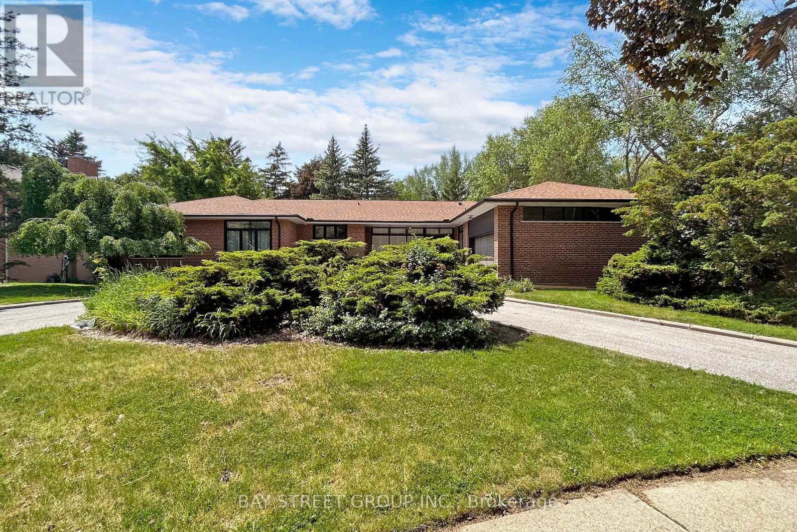 Photo 2 of 40 Fifeshire Road, Toronto ON