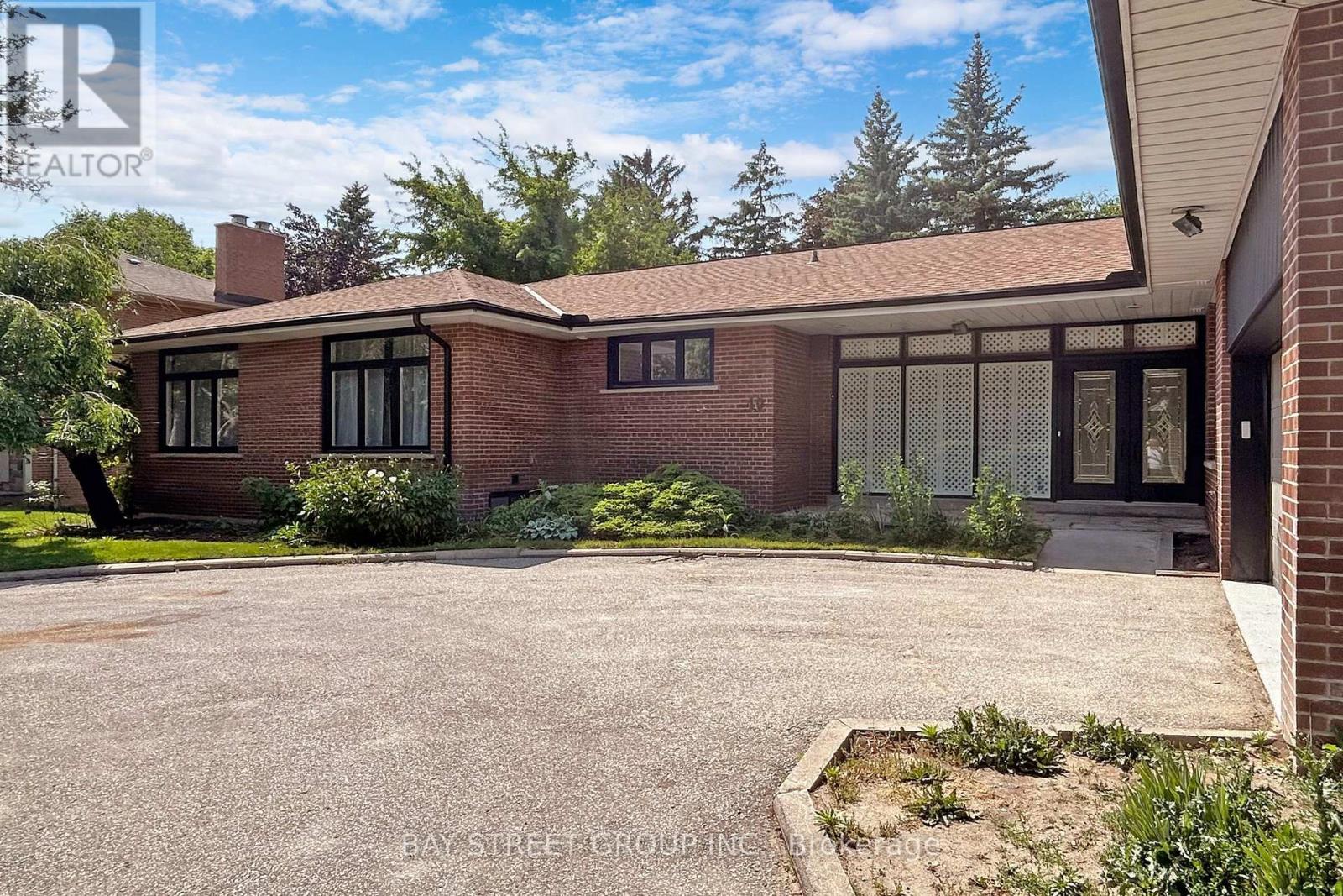 Photo 4 of 40 Fifeshire Road, Toronto ON