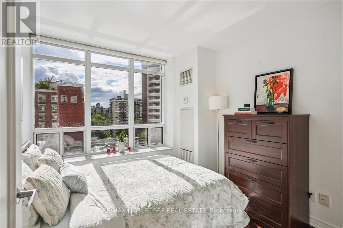 Photo 10 of 1001 60 St Clair Avenue W, Toronto ON