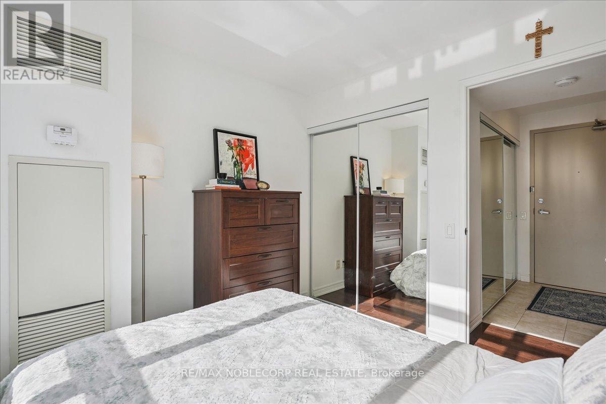 Photo 12 of 1001 60 St Clair Avenue W, Toronto ON