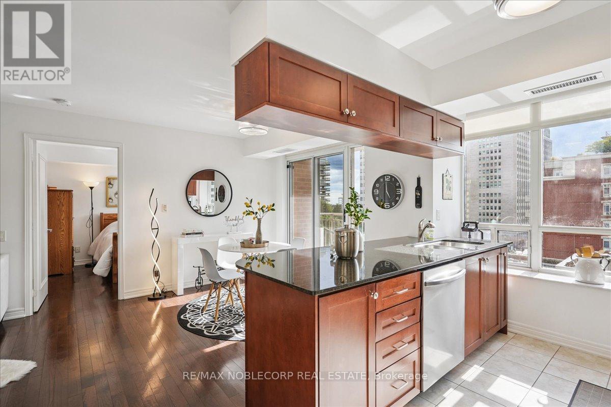 Photo 13 of 1001 60 St Clair Avenue W, Toronto ON