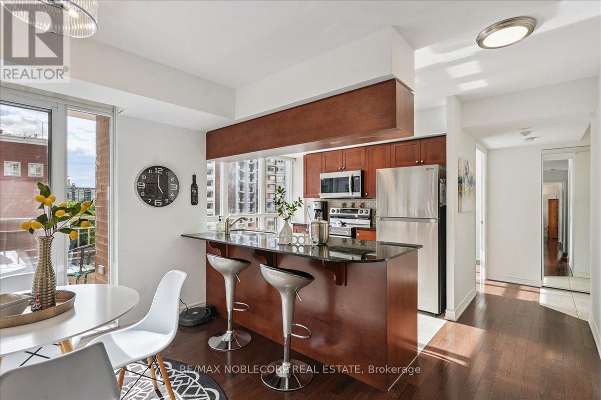 Photo 15 of 1001 60 St Clair Avenue W, Toronto ON