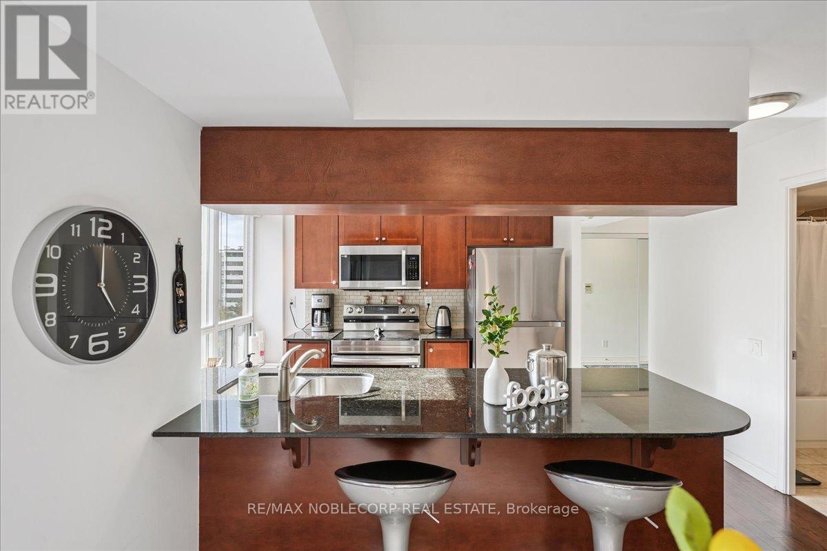 Photo 16 of 1001 60 St Clair Avenue W, Toronto ON
