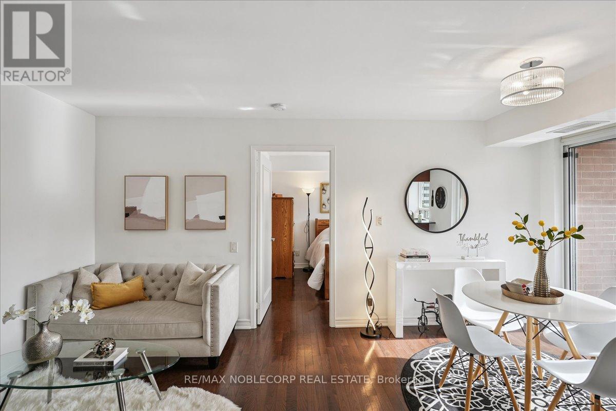 Photo 18 of 1001 60 St Clair Avenue W, Toronto ON
