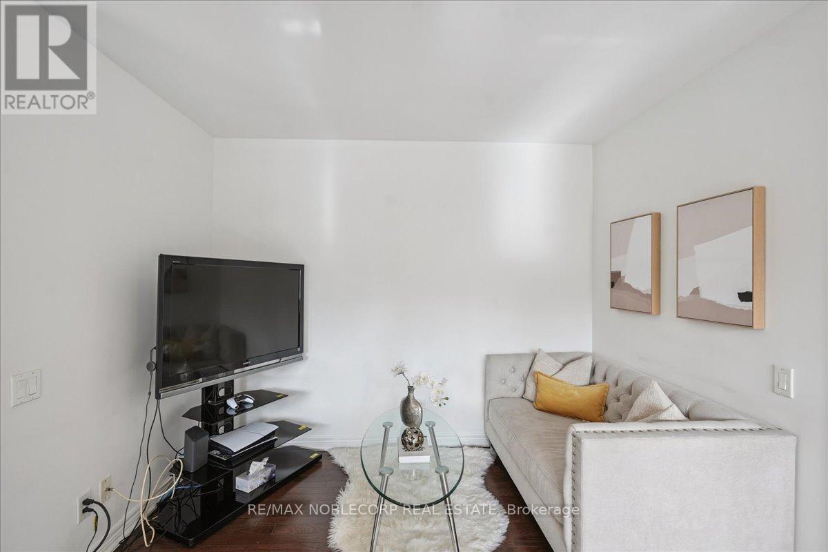 Photo 21 of 1001 60 St Clair Avenue W, Toronto ON