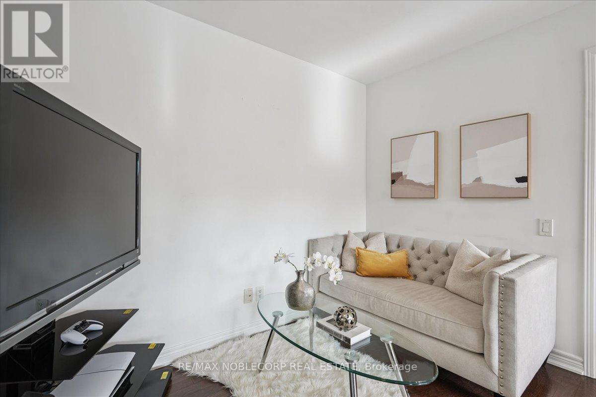 Photo 22 of 1001 60 St Clair Avenue W, Toronto ON