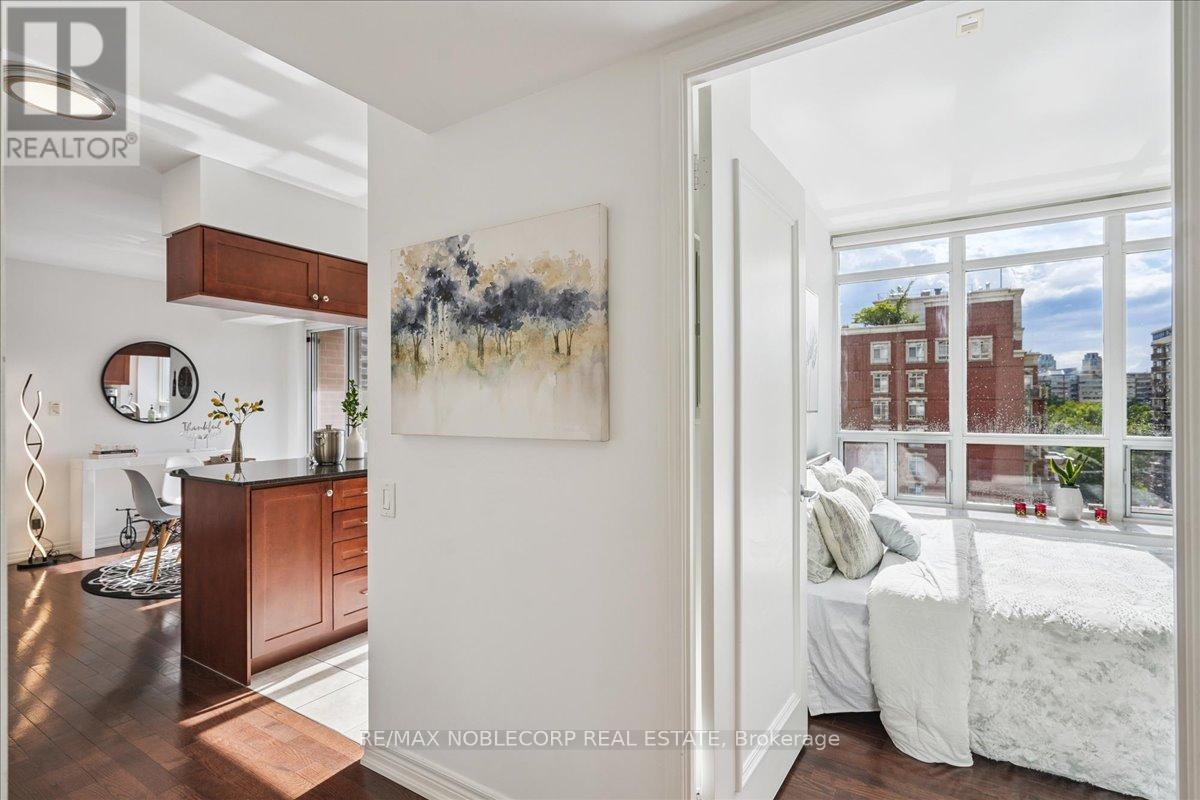 Photo 9 of 1001 60 St Clair Avenue W, Toronto ON