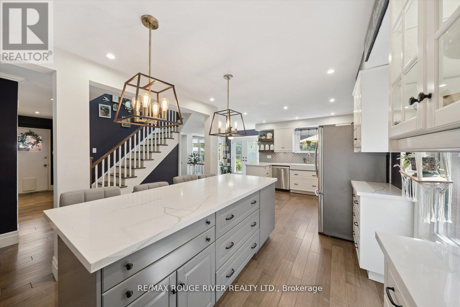 Photo 12 of 17 Houghton Court, Whitby ON