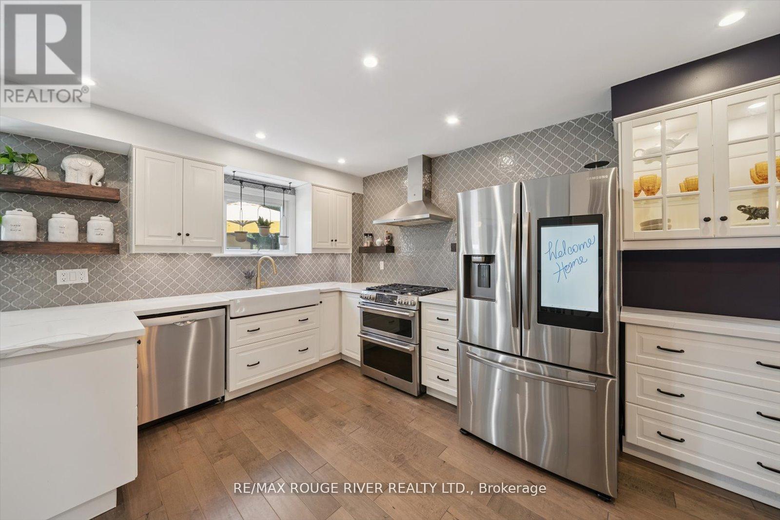 Photo 15 of 17 Houghton Court, Whitby ON