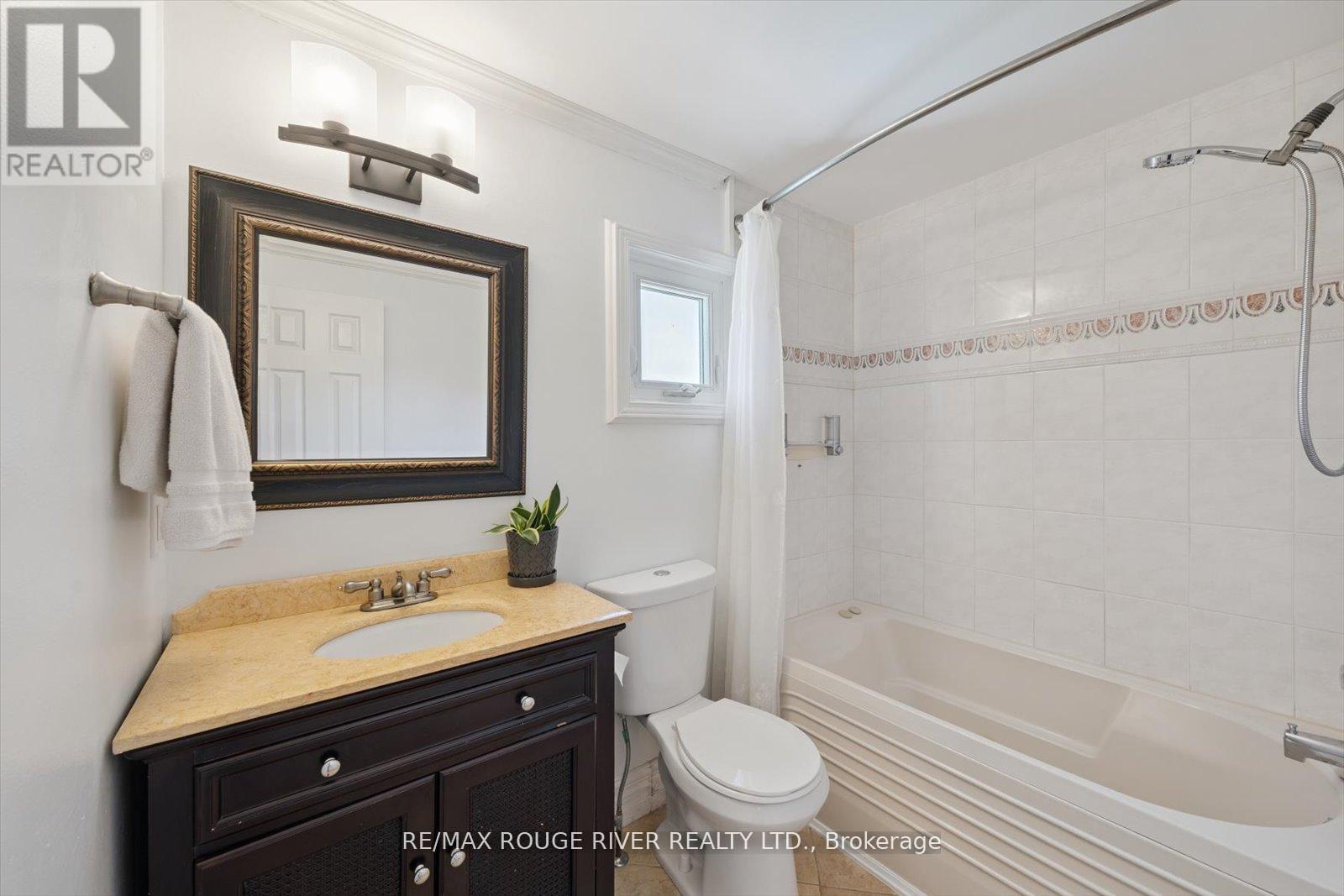 Photo 31 of 17 Houghton Court, Whitby ON