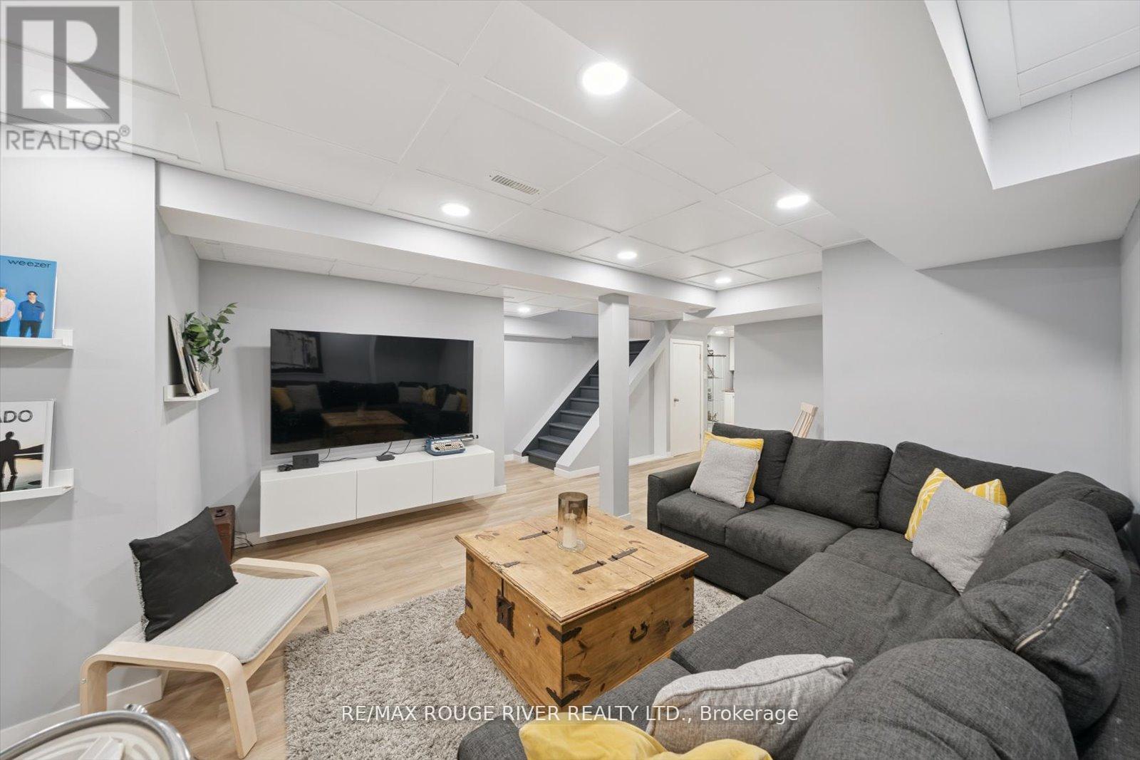 Photo 38 of 17 Houghton Court, Whitby ON
