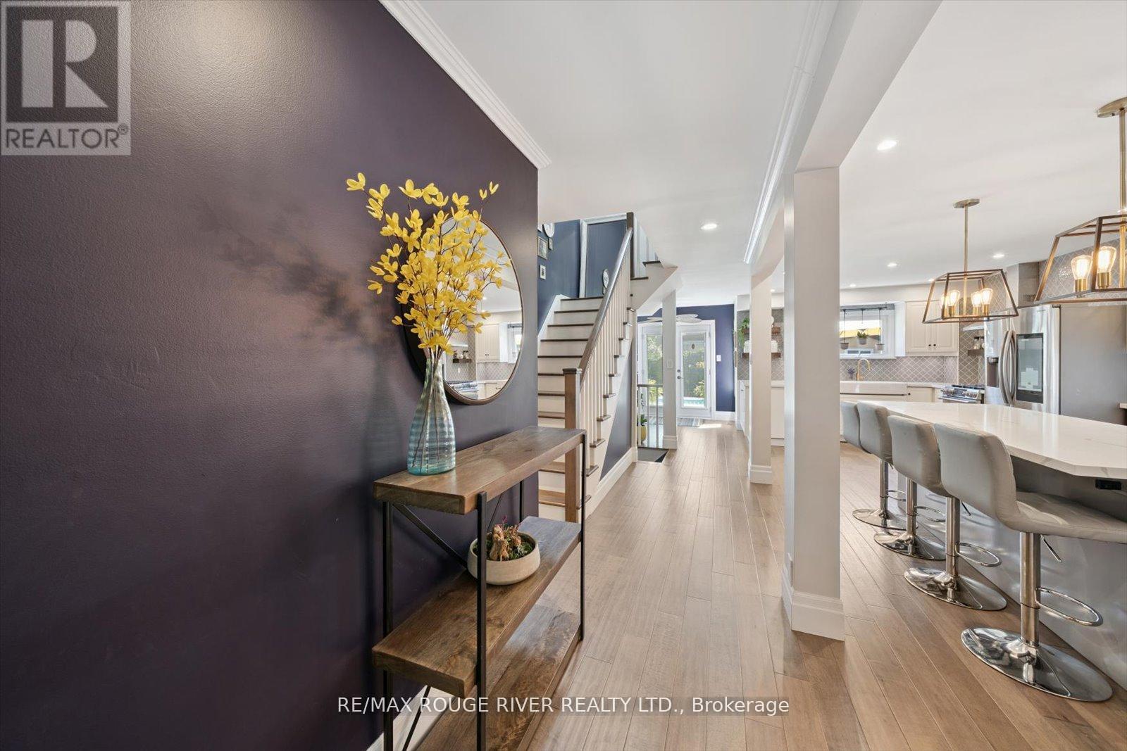Photo 7 of 17 Houghton Court, Whitby ON