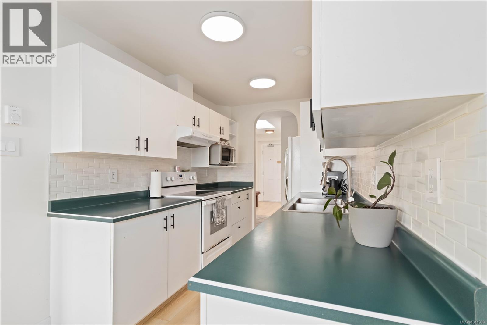 Photo 14 of 404 545 Manchester Rd, Victoria BC