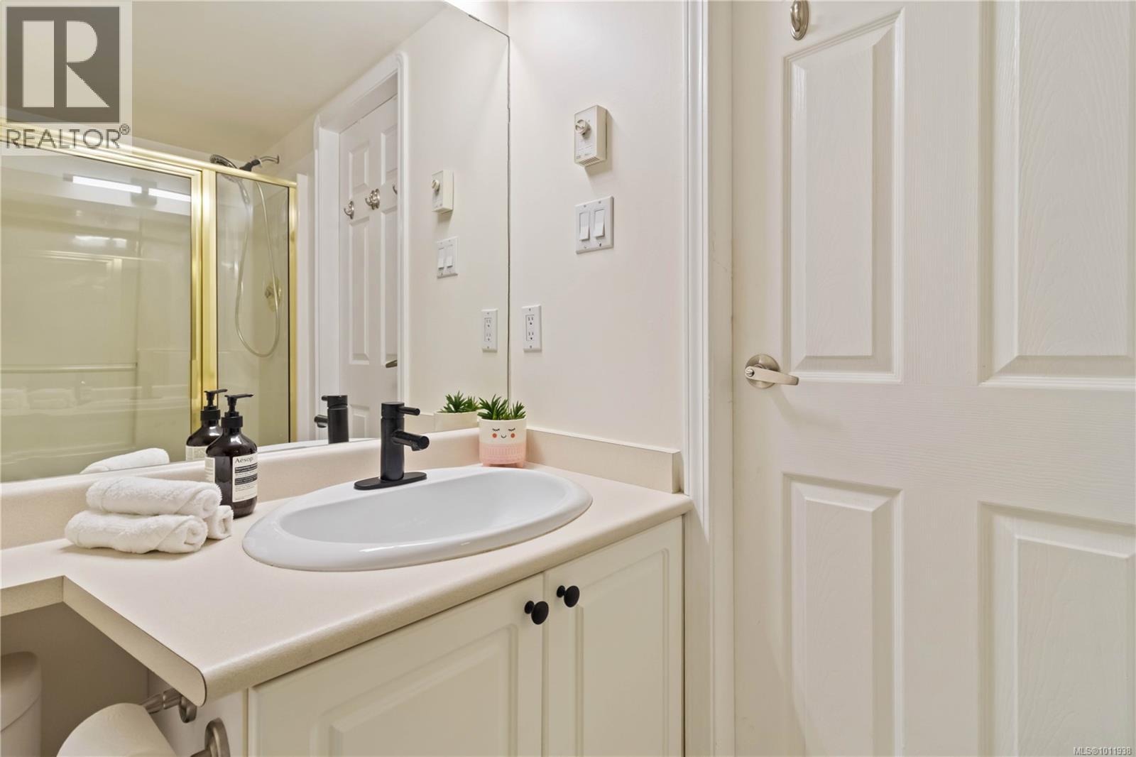 Photo 23 of 404 545 Manchester Rd, Victoria BC