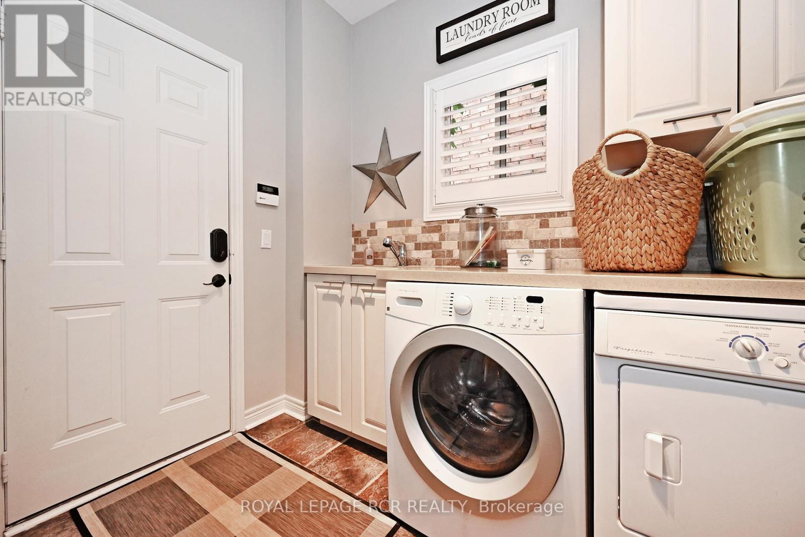 Photo 17 of 142 Regatta Avenue, Richmond Hill ON