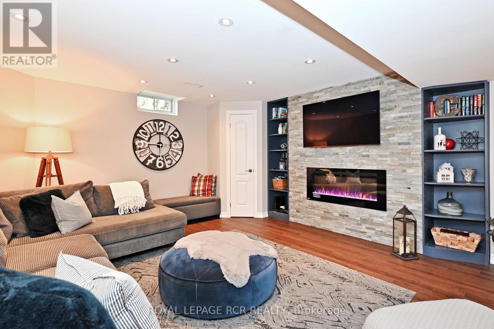 Photo 32 of 142 Regatta Avenue, Richmond Hill ON