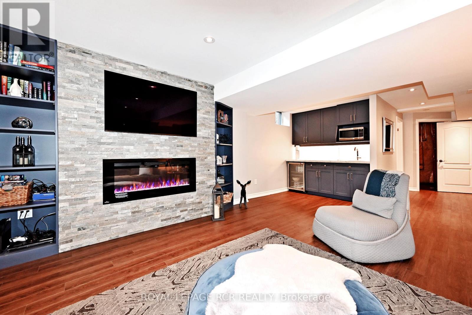 Photo 33 of 142 Regatta Avenue, Richmond Hill ON