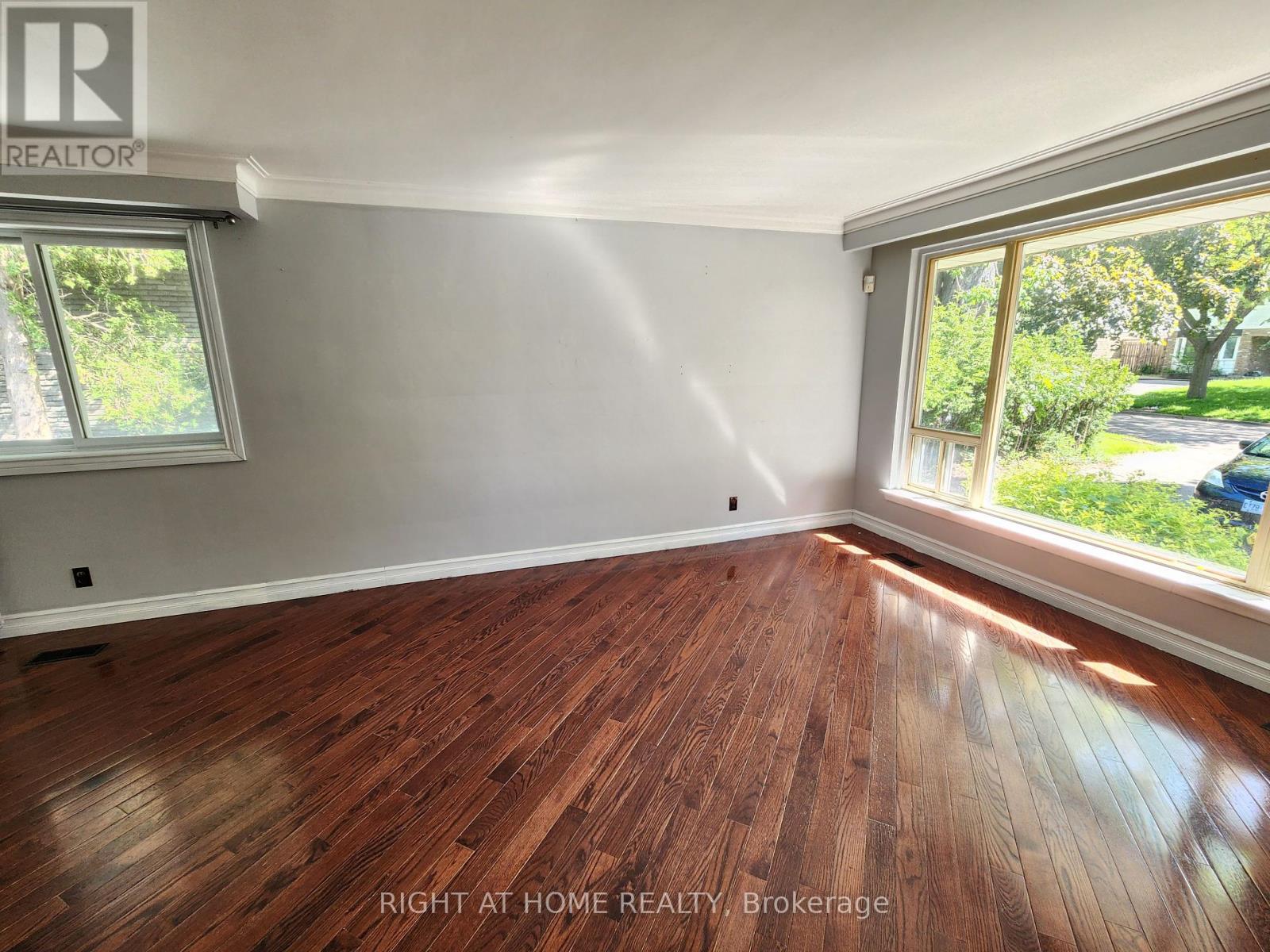 Photo 2 of 332 Viewmount Street, Oshawa ON