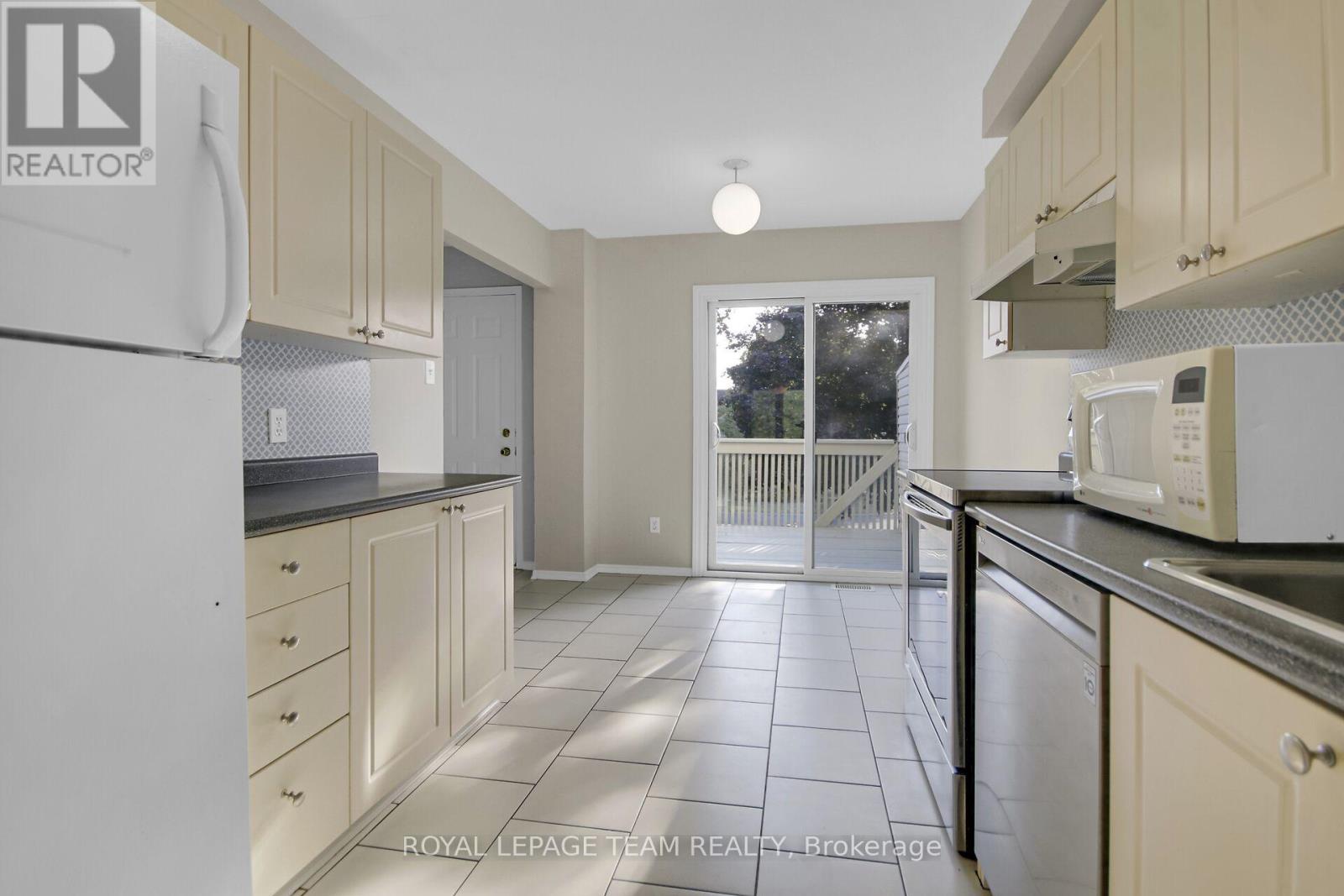 Photo 10 of 89 Thornbury Crescent, Ottawa ON