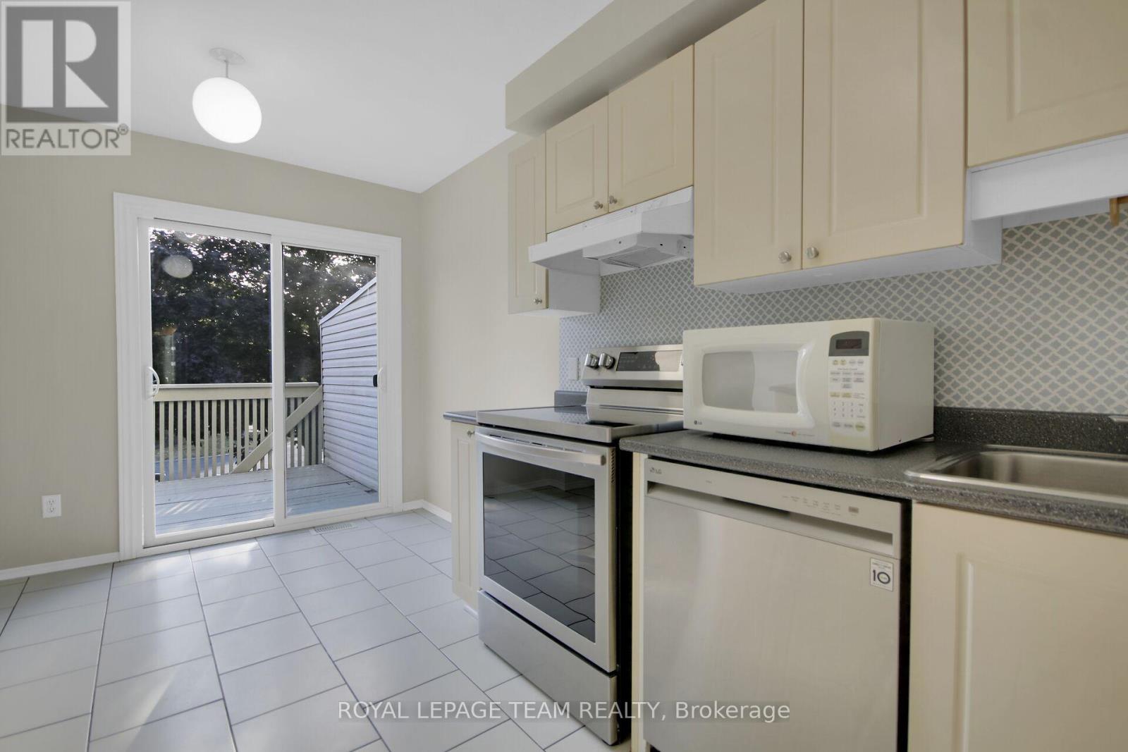 Photo 11 of 89 Thornbury Crescent, Ottawa ON