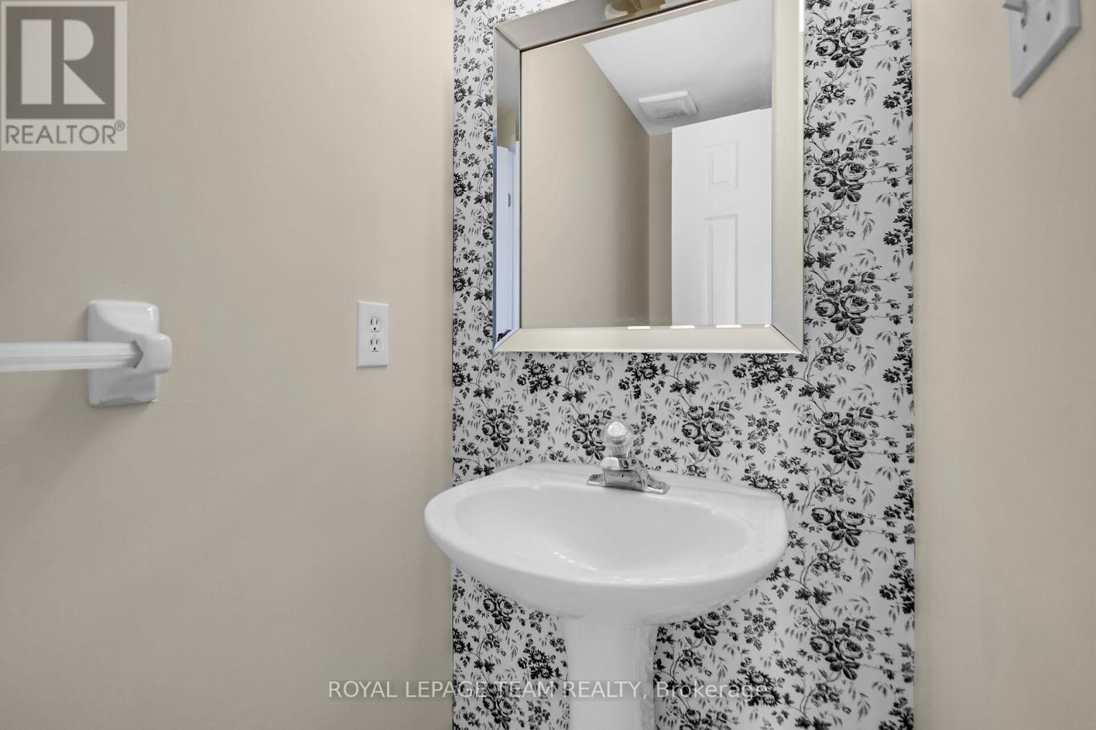 Photo 17 of 89 Thornbury Crescent, Ottawa ON