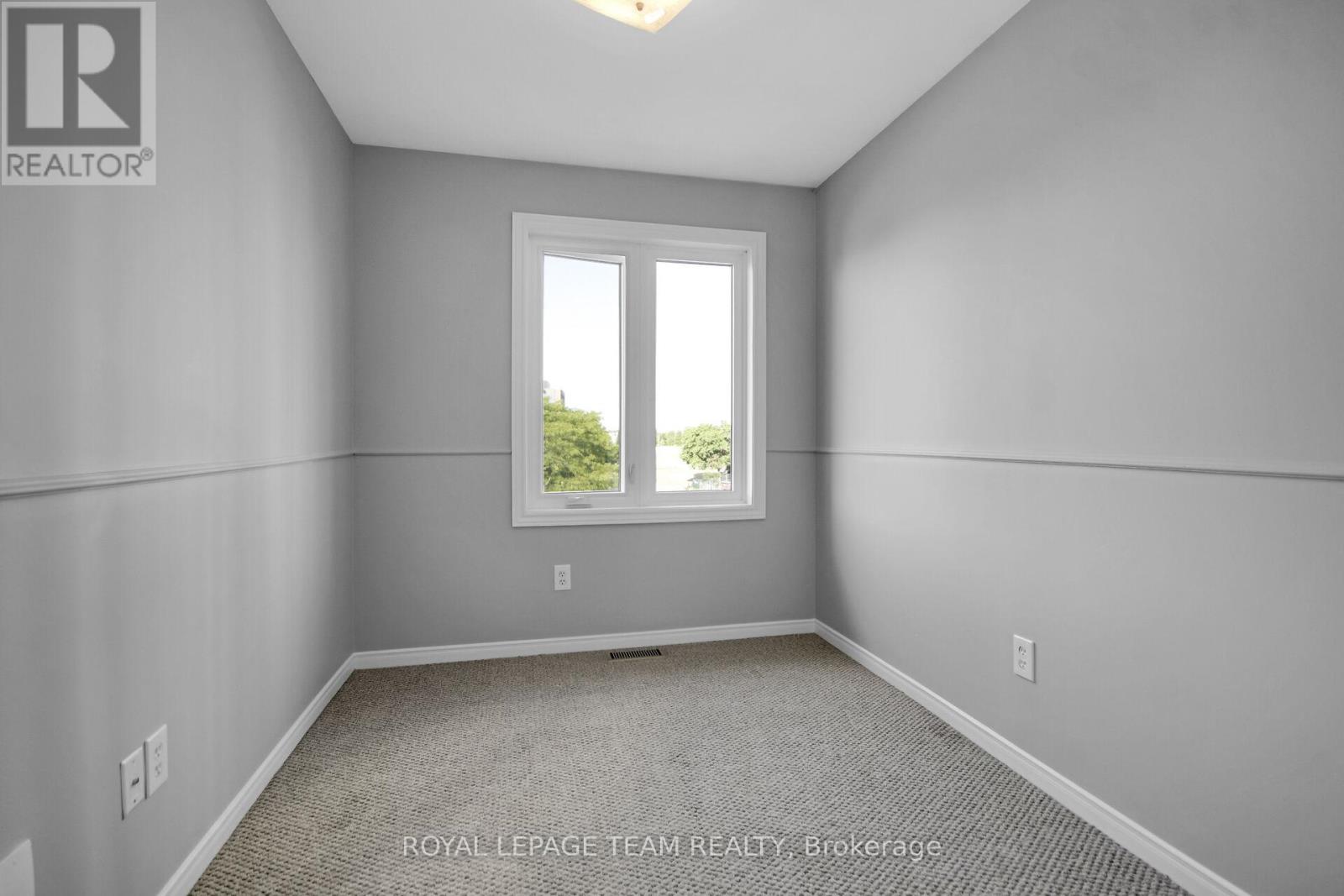 Photo 23 of 89 Thornbury Crescent, Ottawa ON