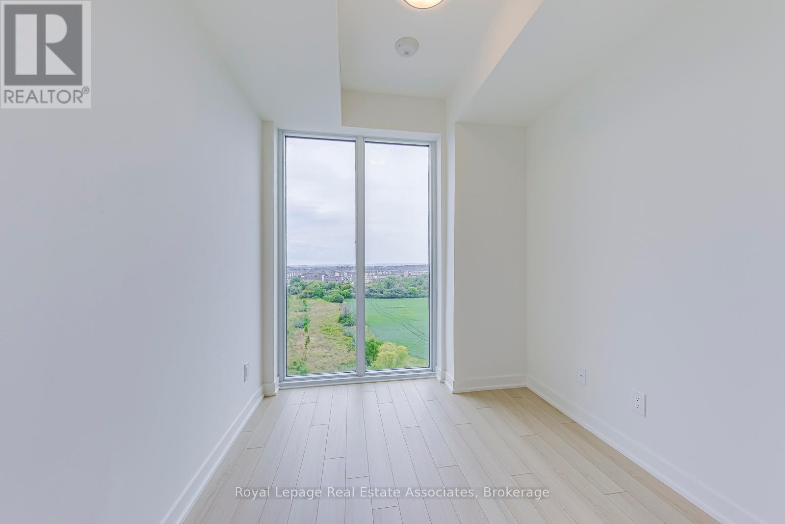 Photo 24 of 903 3079 Trafalgar Road, Oakville ON