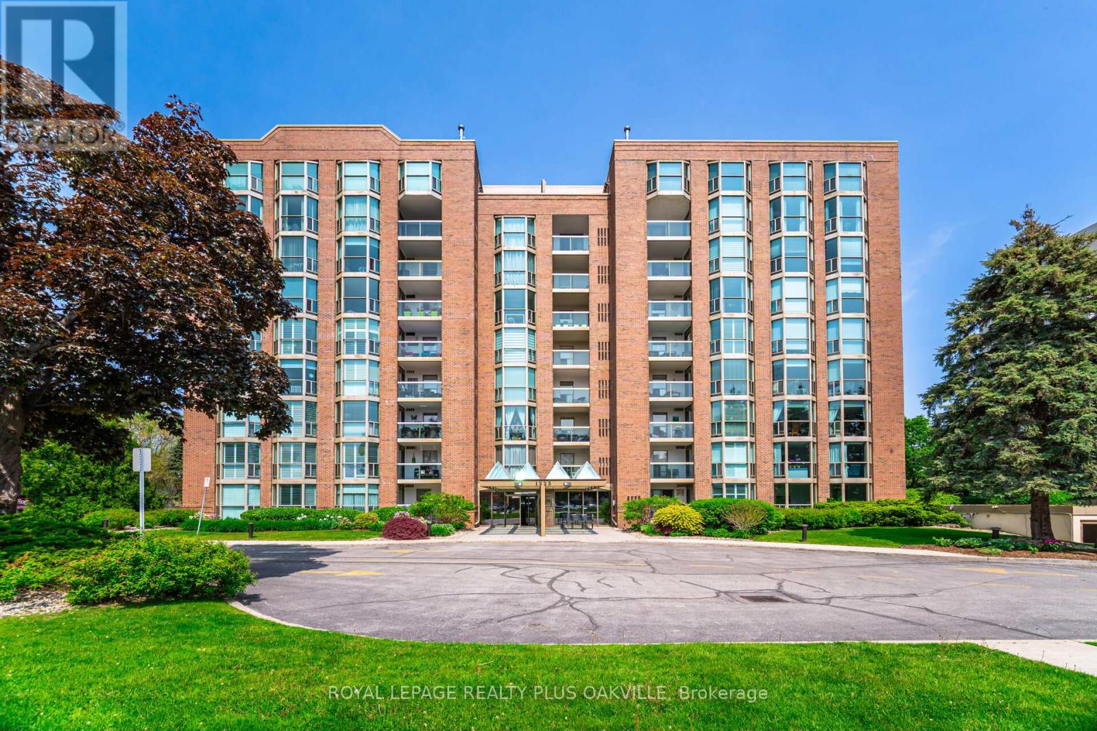 Photo 1 of 104 1225 North Shore Boulevard E, Burlington ON