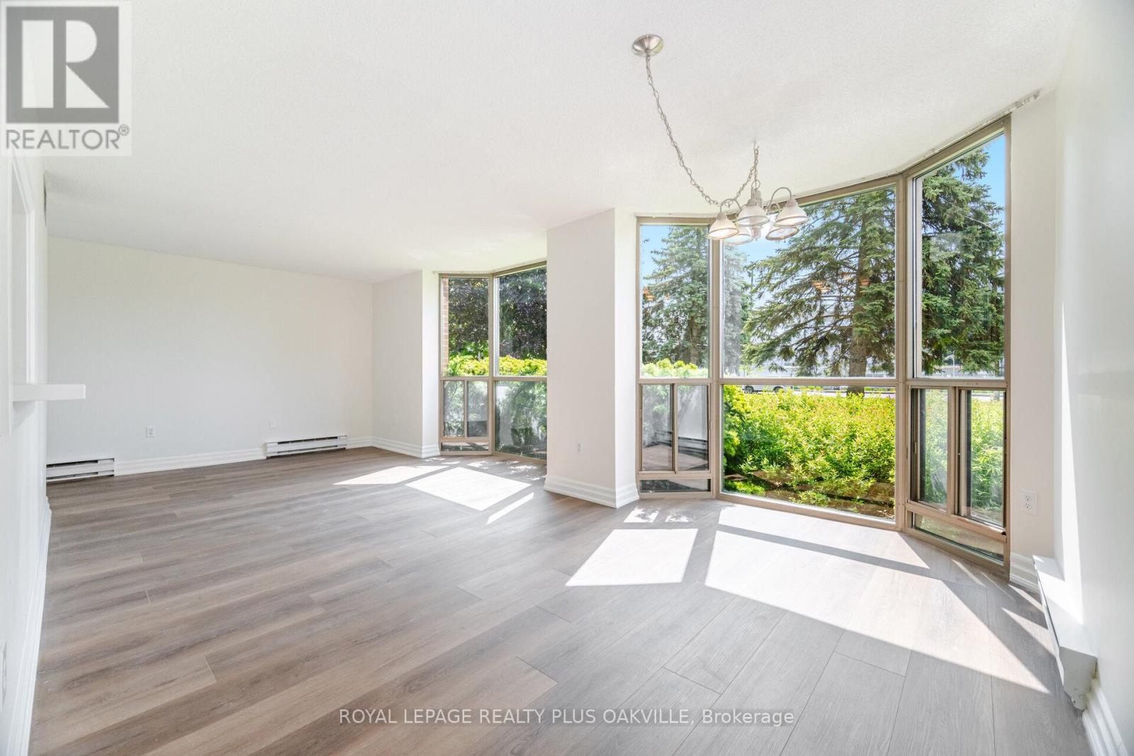 Photo 11 of 104 1225 North Shore Boulevard E, Burlington ON