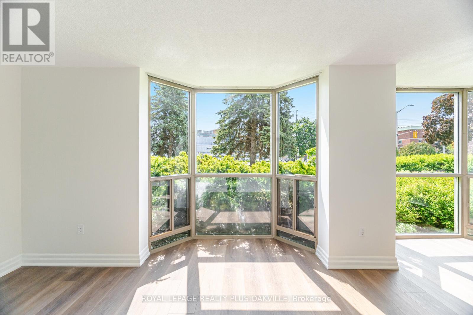 Photo 13 of 104 1225 North Shore Boulevard E, Burlington ON