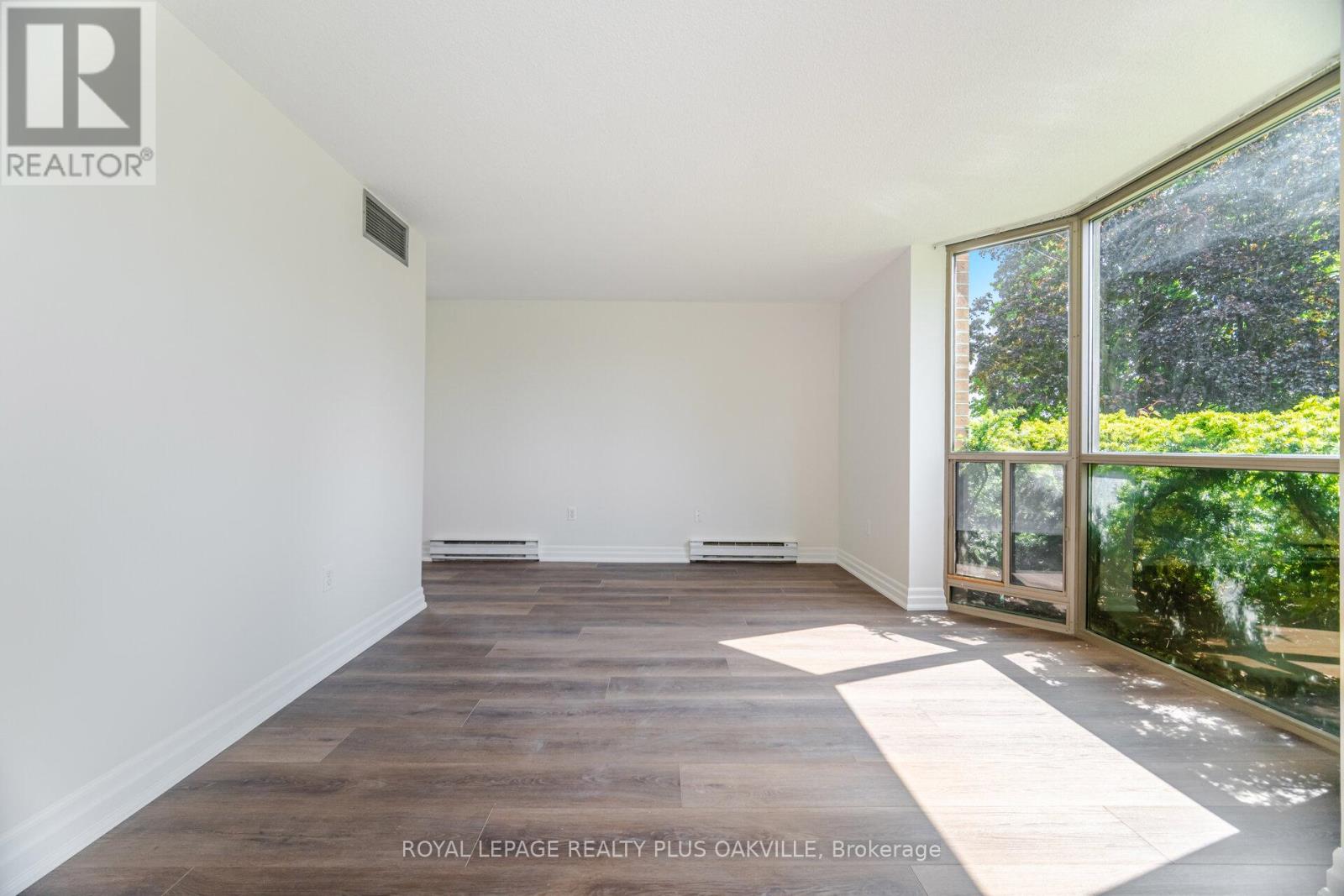 Photo 14 of 104 1225 North Shore Boulevard E, Burlington ON