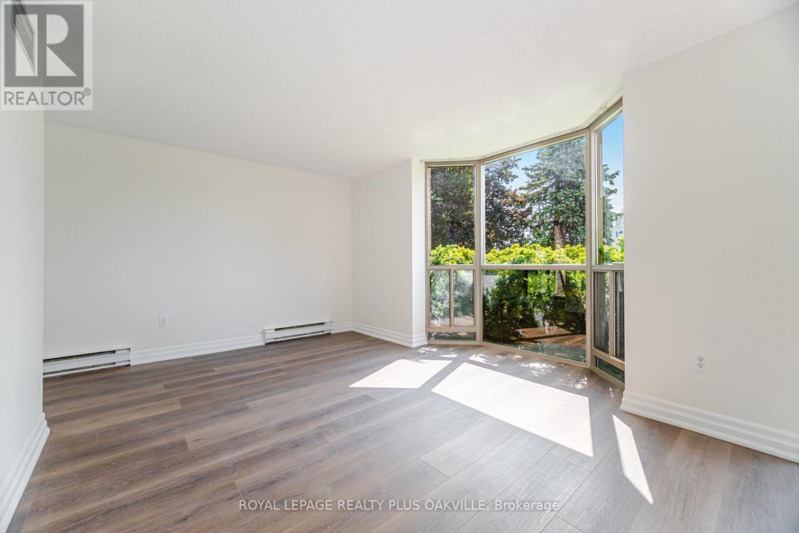 Photo 15 of 104 1225 North Shore Boulevard E, Burlington ON