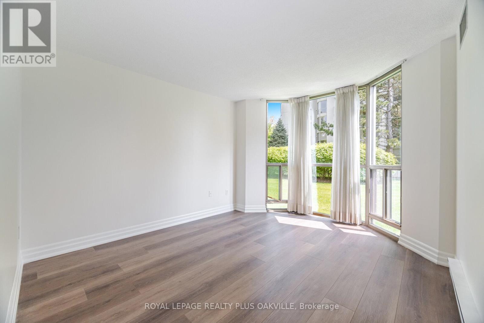 Photo 23 of 104 1225 North Shore Boulevard E, Burlington ON
