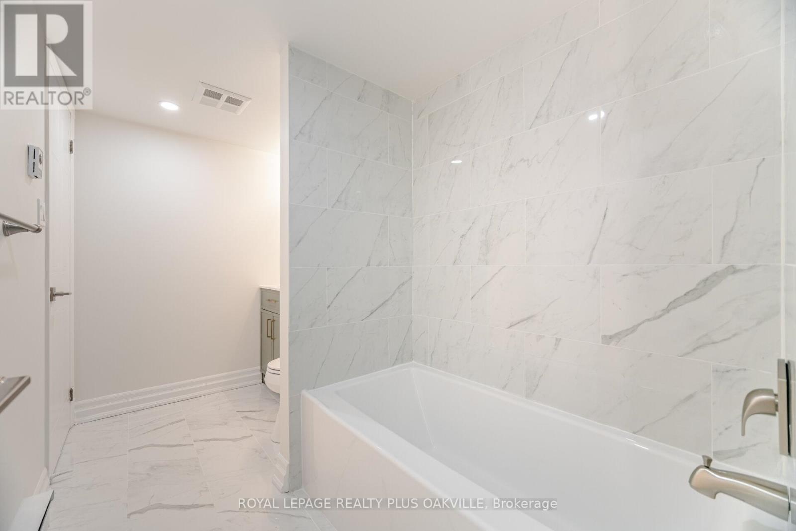 Photo 32 of 104 1225 North Shore Boulevard E, Burlington ON
