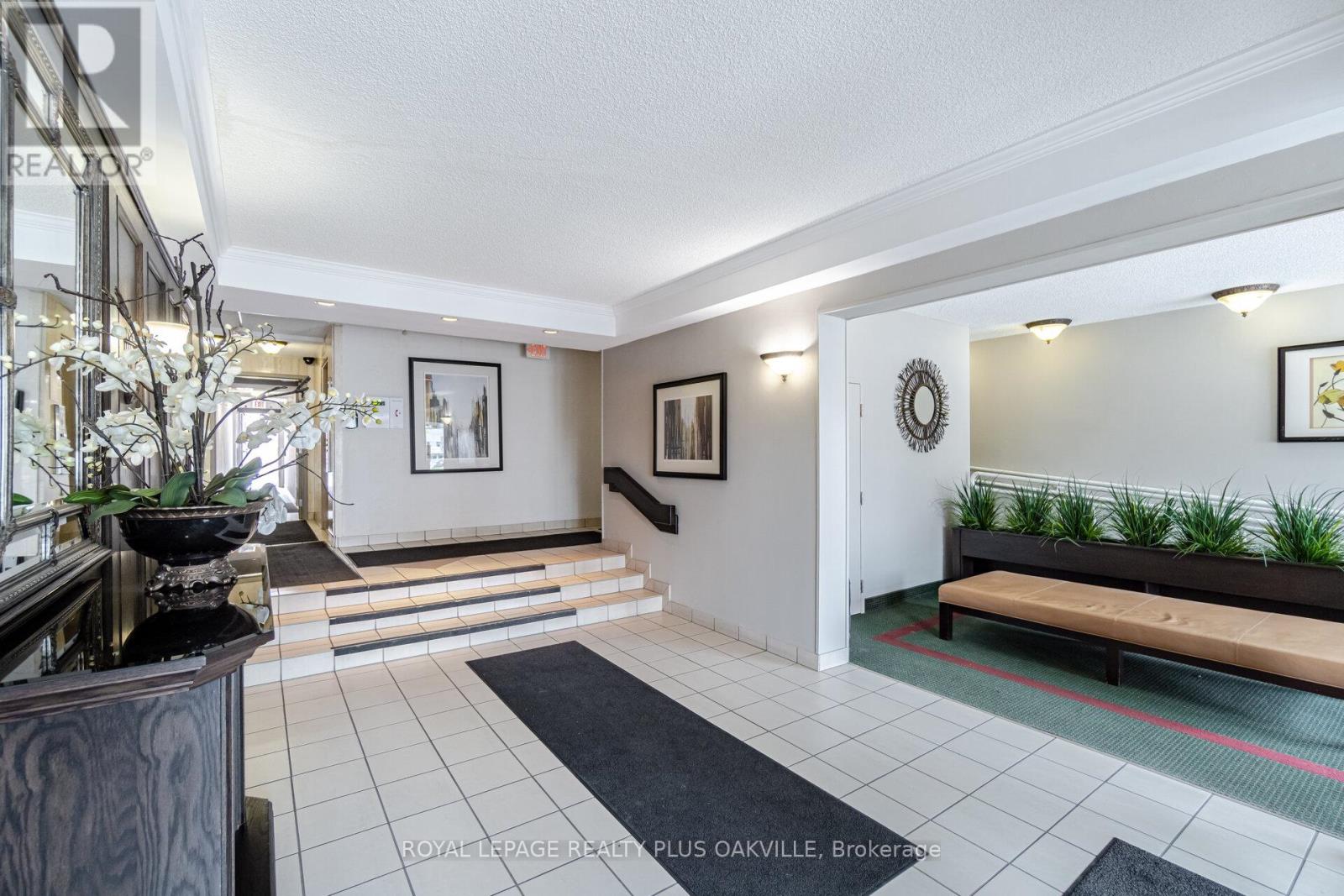 Photo 4 of 104 1225 North Shore Boulevard E, Burlington ON