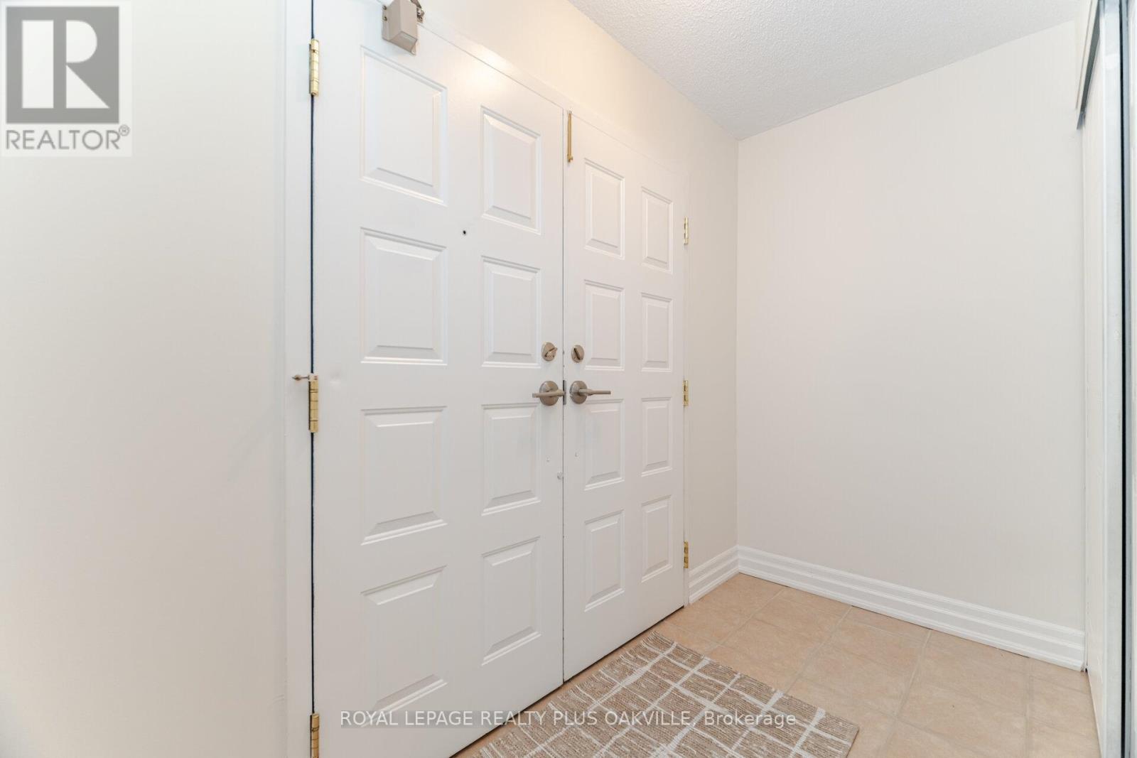 Photo 6 of 104 1225 North Shore Boulevard E, Burlington ON