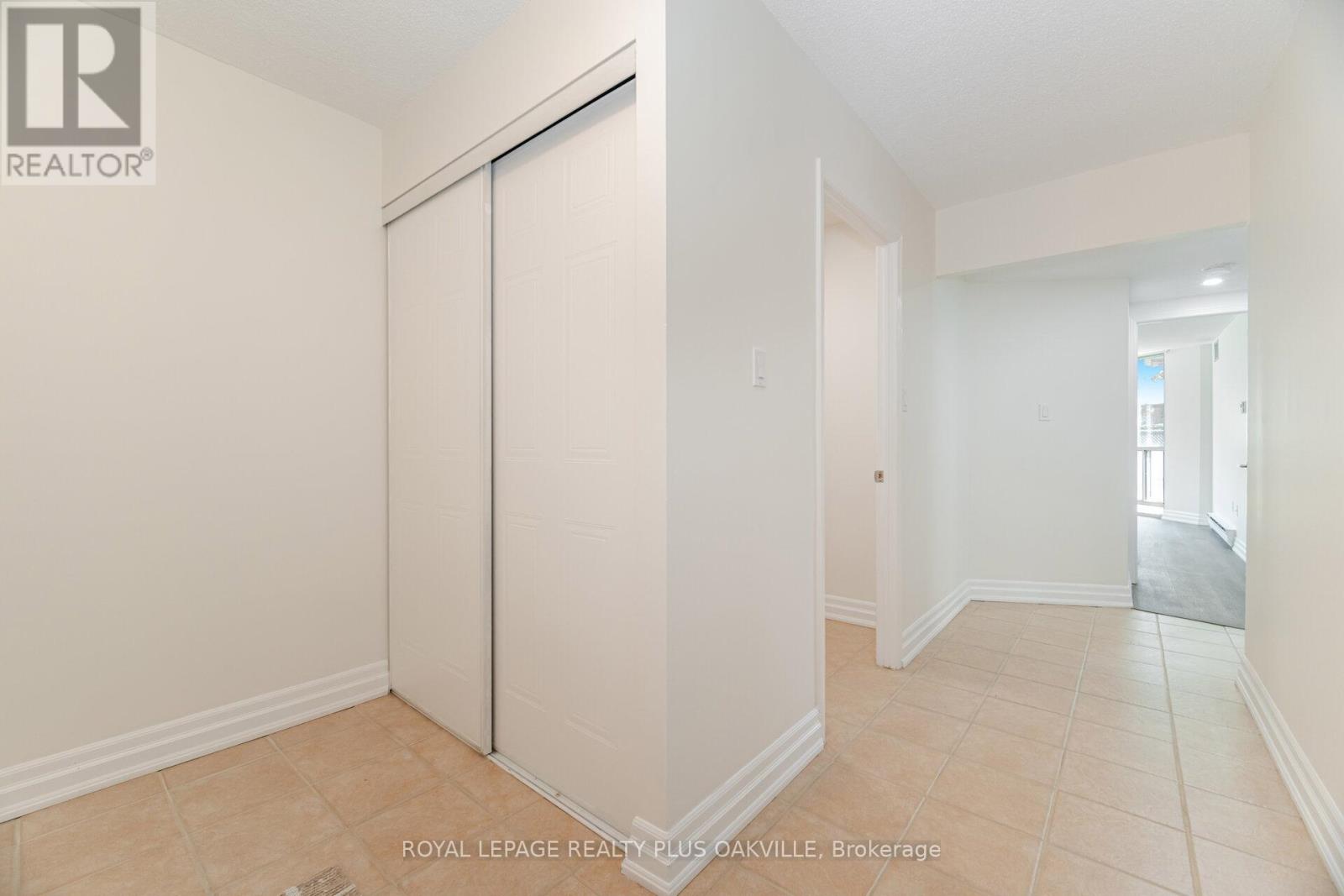 Photo 7 of 104 1225 North Shore Boulevard E, Burlington ON