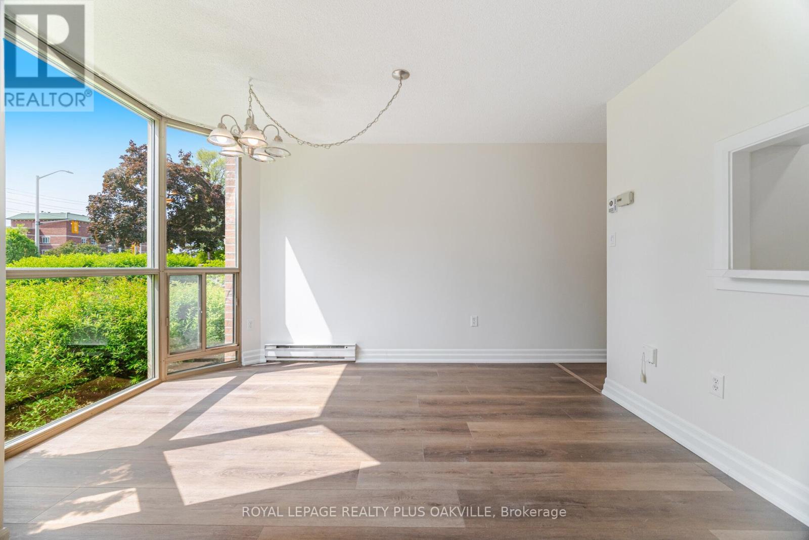 Photo 9 of 104 1225 North Shore Boulevard E, Burlington ON