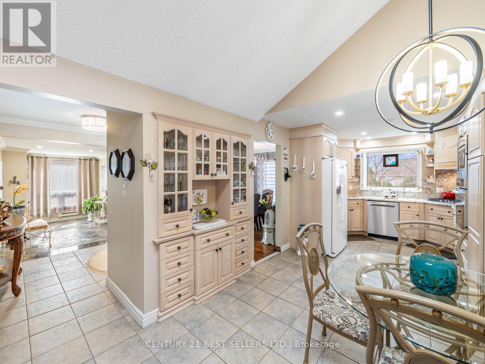 Photo 7 of 15 Blackthorn Lane, Brampton ON
