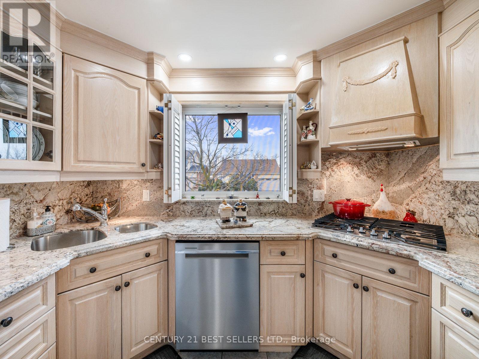 Photo 8 of 15 Blackthorn Lane, Brampton ON