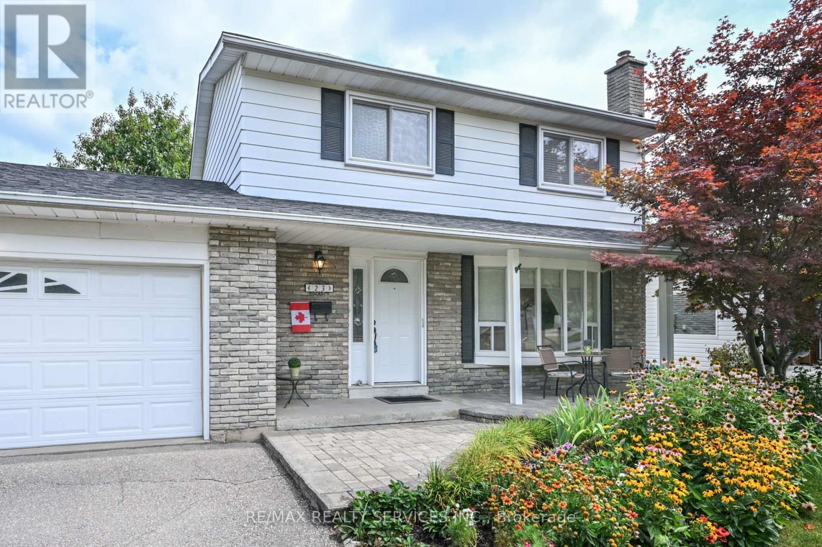 Photo 2 of 23 Governor Grove Crescent, Brampton ON