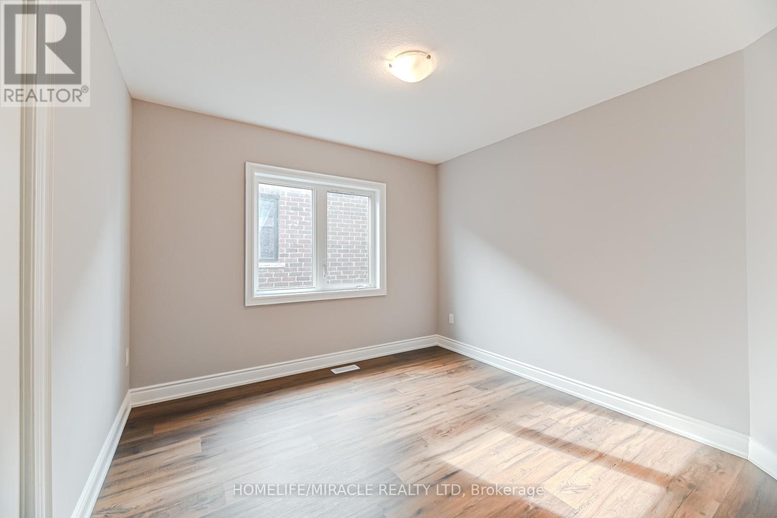 Photo 18 of 65 Stern Drive, Welland ON