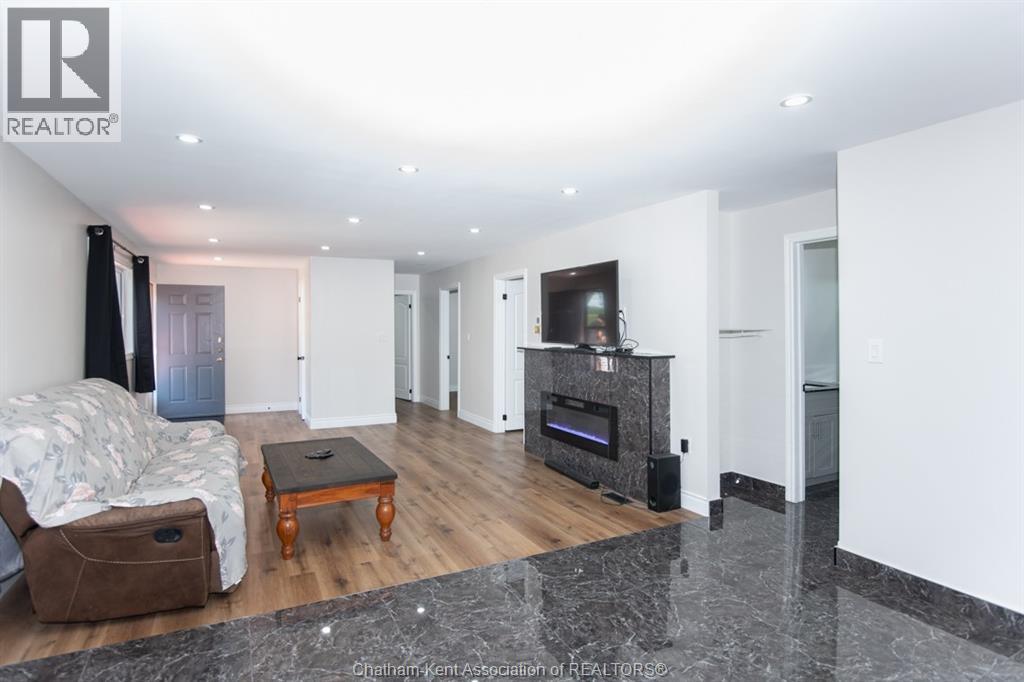 Photo 10 of 716 Mcnaughton Avenue East, Chatham ON