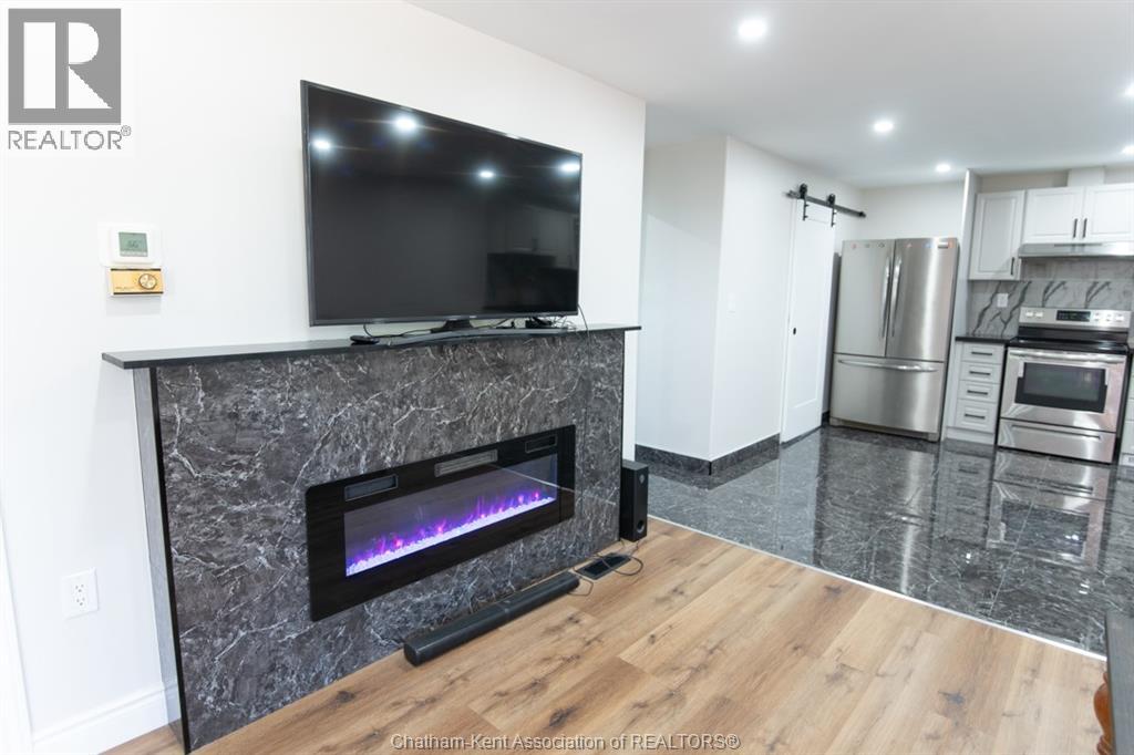 Photo 5 of 716 Mcnaughton Avenue East, Chatham ON