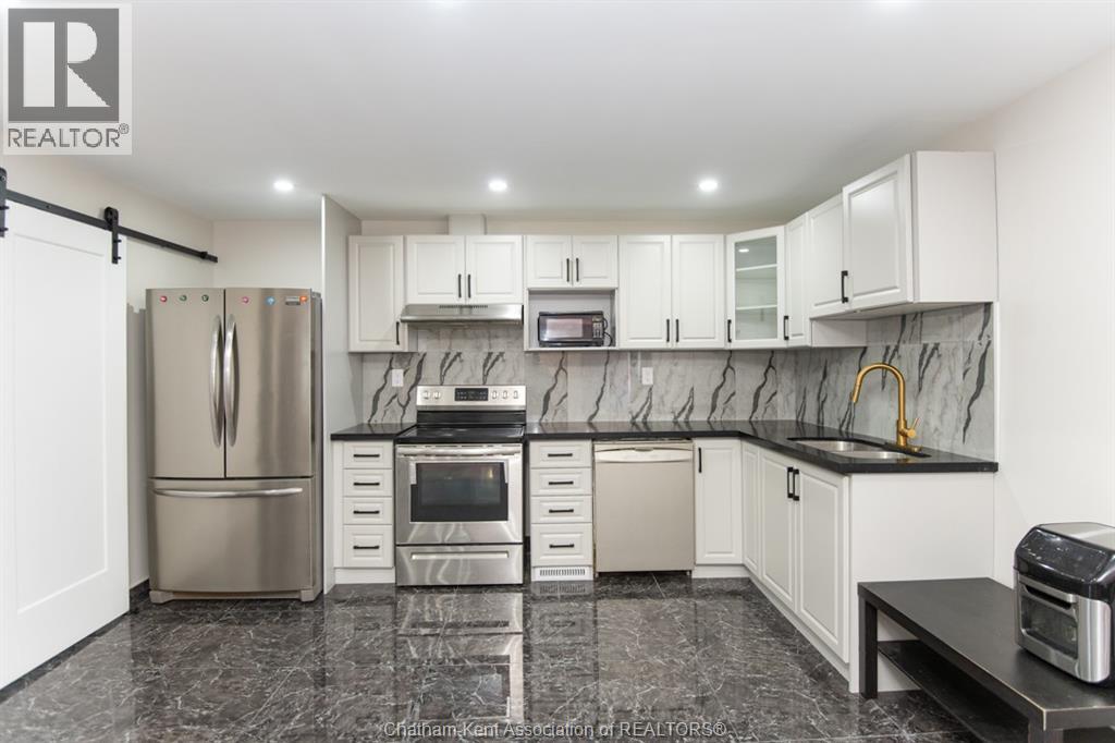 Photo 3 of 716 Mcnaughton Avenue East, Chatham ON