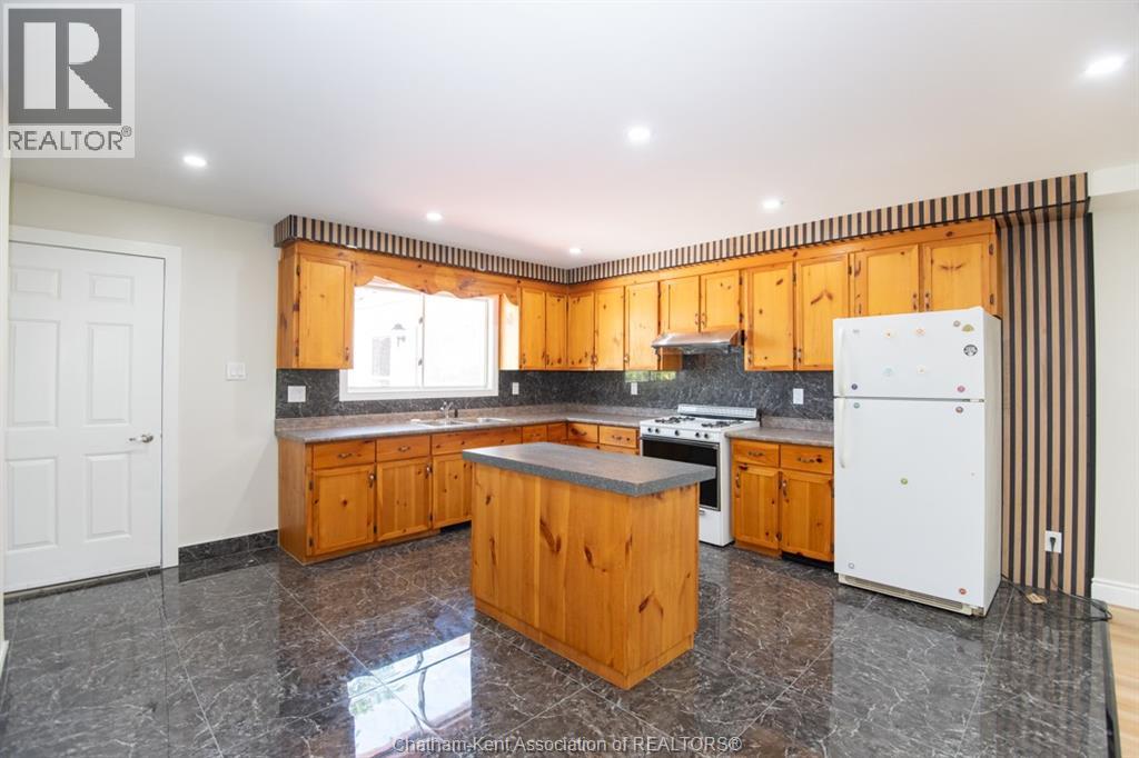 Photo 21 of 716 Mcnaughton Avenue East, Chatham ON