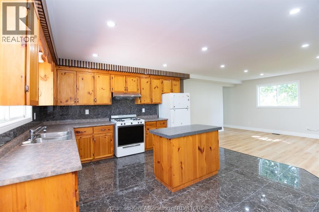 Photo 20 of 716 Mcnaughton Avenue East, Chatham ON