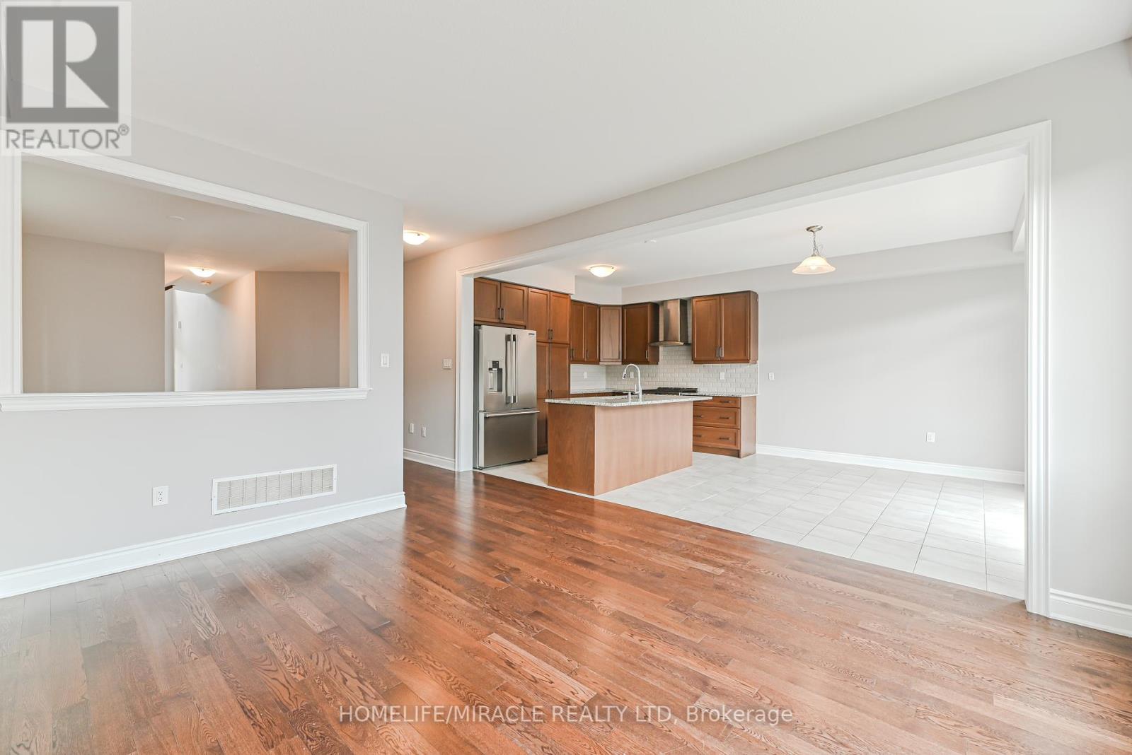 Photo 10 of 65 Stern Drive, Welland ON